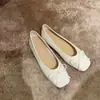 Sapatos Mary Jane com Salto Grosso Borboleta Estilo Uva Feminino 2026 Novos Sapatilhas Francesas de Salto Baixo Sapatos de Bico Raso Versáteis
