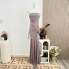 Vestido strapless sin espalda con pliegues, fruncido irregular y corte ajustado al cuerpo