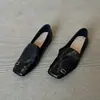 Mocassins de couro vintage estilo britânico feitos de pele de ovelha com bico quadrado, design slip-on, sapatos baixos de couro únicos e de nicho para mulheres
