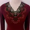 Camiseta de cuello en V calada y adornada con pedrería, nuevo estilo de moda otoño/invierno para mujeres de mediana edad y mayores, top de capa base adelgazante y que favorece la figura