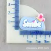 Materiais: Capa de Celular, Cola Cremosa de Desenho Animado DIY para Furar Parede, Acessórios de Resina para Mochila Sanrio, Etiquetas de Letras, Decorações de Fivela de Sapato