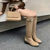 Botas compridas de couro genuíno com sola grossa para mulheres, novo estilo outono e inverno 2026, salto grosso com fivela de strass, botas de cavaleiro de cano alto, botas compridas acima do joelho para mulheres
