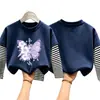 Camiseta de manga comprida para meninas, estilo primavera/outono, nova coleção 2026, peça básica da moda para crianças, algodão puro, blusa falsa de duas peças para meninas pequenas