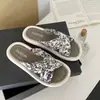 Sandalias y Pantuflas Verano para Mujer Ropa Exterior 2025 Nuevas Sandalias Planas de Playa Estilo Nacional Cara Suave Chanclas Estilo Chanel para Mujeres Embarazadas