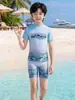 Roupa de Banho Infantil para Meninos, Maiô de Duas Peças para Crianças Maiores, Novo Modelo 2026, Design de Letras e Desenhos Animados, Secagem Rápida, Proteção Solar, Roupa de Banho de Manga Curta