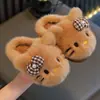 Novas pantufas de algodão grossas, antiderrapantes e quentes para crianças, para outono e inverno de 2026, com designs fofos de gatinhos de pelúcia em desenho animado