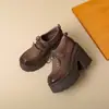 Sapatos de Couro Femininos com Cadarço de Renda Salto Alto Estilo Retrô Britânico Novos Sapatos da Moda Salto Grosso Sola Grossa