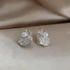 Pendientes de Perla con Patrón Hueco Estilo Retro Francés, Clips para Orejas de Lujo Ligero y de Gama Alta para Mujeres sin Perforaciones, Pendientes Elegantes y con Estilo