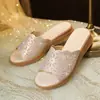 Zapatillas blancas de grulla de almohada para mujeres de mediana edad, sandalias de exterior para mamá, sandalias planas antideslizantes de suela blanda de moda de verano para mujer, nuevas