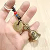 Chaveiro de Latão com Cinco Moedas dos Imperadores, Sino do Sutra do Coração, Machado, Espada, Talismã e Pingente Bagua; Itens Pequenos para Atrações Turísticas, Festas de Templo e Barracas de Rua