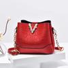 Bolsa de Balde com Corrente 2022 Nova Moda de Luxo para Ombro Transversal Bolsa com Textura PU Padrão Crocodilo para Mulheres