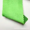 Tejido de satén elástico, grueso y brillante con una caída suave, que presenta un efecto reluciente de seda artificial, adecuado para disfraces de baile y ropa formal.