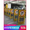 El detector de velocidad por radar muestra los registros de velocidad de los vehículos dentro del área del parque industrial/fábrica.; El radar alimentado por energía solar proporciona advertencias y alertas de exceso de velocidad.