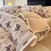 Juego de Cuatro Piezas de Terciopelo de Leche de Invierno Clase A Forro Polar Doble Cara Peso Alto Funda de Edredón de Piel de Conejo Tallada Sábanas Juego de Tres Piezas para Estudiantes