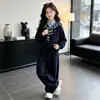 Ropa de Otoño para Niñas Sudadera con Capucha y Cuello de Camisa Falsa de Dos Piezas 2026 Nuevo Estilo Coreano Chic Estilo Académico Conjunto de Pantalones Deportivos con Chal