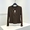 Nueva camiseta de otoño estilo coreano para chica popular, cuello medio abierto, diseño de dos piezas falsas con botones a rayas, ajuste ceñido, manga larga, para mujer