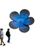 Modelo de Instalación de Fibra de Vidrio de Pétalo Azul para Paisajismo de Ribera, Escultura Paisajística Decorativa Exterior de Costa Urbana Personalización