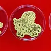 Oro Puro 999 Modelo Nuevo 2026 Serie Caballo Pegatina para Teléfono con Símbolo de Dinero para el Año del Caballo, con Adhesivo Posterior, Contiene 2 mg de Oro, Regalo