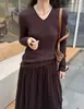Suéter de punto con cuello en V para mujer, corte ajustado, muestra la figura, manga larga, color liso, suéter básico 2026, nuevo top versátil