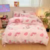 HelloKitty Kulomi Algodón Lavado Juego de Cuatro Piezas Sanrio Sábana Lijada Funda de Edredón Juego de Tres Piezas para Estudiantes