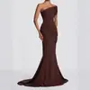 Elegante vestido de fiesta bodycon asimétrico de estilo europeo y americano con hombros descubiertos y bajo en forma de trompeta de flor de la mañana, entallado a la cintura, vestido largo estilo ins