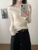Top de punto blanco estilo coreano, de manga larga, hombros descubiertos, para mujer, diseño irregular único y hermoso, adecuado para otoño, con diseño que revela la clavícula