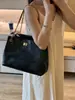 Bolso Nuevo para Mujer 2025 para el Viaje Diario, Versátil Cubo Cadena Hilo Bordado Estilo Chanel Moda Versátil Bolso de Mano Acolchado