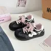 Zapatillas blancas transpirables para mujer, zapatos casuales de cordones estilo británico retro, 2026 otoño versátiles planos zapatos de entrenamiento alemanes B5106