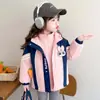 Jaqueta de Outono/Inverno para Meninas 2026 Novo Estilo Infantil Estilosa Acolchoada Inverno Bebê Moda Desenho Animado Três em Um Macacão de Esqui