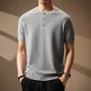 Camiseta Fresca de Manga Curta com Gola Henry Estilo Old Money para Homens, Nova Camisa de Tricô Casual Americana de Verão para o Dia a Dia com Gola Careca