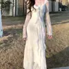 Vestido branco longo de renda com retalhos, estilo social transfronteiriço, gola V, manga longa para mulheres, outono, justo na cintura, bodycon
