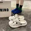 Pisando em cocô sentindo sapatos perfurados femininos verão 2024 novo estilo outdoor interno casa praia antiderrapante bico fechado sandálias chinelo