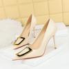3391-26 Estilo Coreano Moda y Delicado Pedicura Look Adelgazante Tacones Altos de Aguja Boca Baja Punta Puntiaguda Hebilla Metálica Zapatos Planos Tacones Altos de Mujer