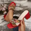 Chinelos Color Block Transfronteiriços Europeus e Americanos para Mulheres Atacado, Novos Chinelos Estilo Verão, Sandálias de Praia Transfronteiriças 2025 Atacado, Tamanhos Grandes