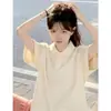 Nueva camiseta de manga corta de algodón puro de color liso, estilo nicho de alta gama con cuello, estilo universitario, corte holgado, polo para mujer