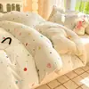 Novo conjunto de cama de quatro peças de 2026, qualidade A, seguro para bebês, forrado com fleece, espessado, de veludo de leite e macio, quente, com uma estampa fresca e leve para uso doméstico