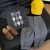 Traje casual de punto para niño, nuevo de verano 2026, con polo a cuadros grises de manga corta y pantalón largo
