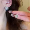 Pendientes de Trébol Completamente Incrustados de Diamantes, Sensación de Lujo Ligero y Alta Gama, Pendientes de Flor Hueca de Zirconia Nicho, Accesorios para Orejas Simples y Elegantes al por Mayor