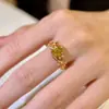 Anillo de Diamante Cubo de Azúcar de Lujo Ligero, Anillo de Flor de Diamante Cuadrado Enroscado con Vid, Diseño de Nicho de Alta Gama, Anillo de Diamante de Alto Carbono y Piedra Preciosa de Color