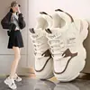 2024 Novos Sapatos Internos Torre Femininos Primavera e Outono Sola Grossa Amortecimento a Ar Tênis Absorvente Leve Parecem Menores Sapatos Casuais Femininos