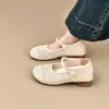 Sapatos Mary Jane com estilo delicado, vazados e com fivela de pérola para mulheres, sapatos respiráveis de bico redondo e salto baixo para o verão de 2026