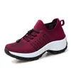 Nuevos calcetines para zapatillas de talla grande de primavera, zapatos para madre, tejido fly, malla transpirable, zapatos para mujer, plataforma, zapatos mecedores