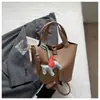 Bolsa tote bucket de textura de alta qualidade nicho feminina novo estilo primavera 2026 popular versátil estilosa de ombro único transversal