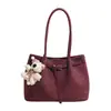 Bolsa Tote Moderna com Fivela para Mulheres, Estilo Suave, Grande Capacidade, Bolsa de Mão para o Trabalho, Versátil com Pingente, Bolsa de Ombro Único para Senhoras