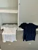 Wgwe10204 Guangzhou Shisanxing 2026 Verano Nuevo Estilo Coreano Cuello Redondo Lunares Ajustado Manga Corta Camiseta Top para Mujer