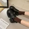 Sapatos femininos estilo mocassim de salto grosso versáteis, estilo faculdade britânica, 2026, com solas grossas que aumentam a altura e cadarços