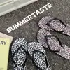 Chinelos estampados de leopardo, chinelos de verão antiderrapantes, novo modelo 2026, resistentes ao desgaste, adequados para uso externo na praia, sandálias femininas