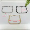 Al por mayor de fábrica accesorios para bolso de mano con cabeza de gato anillo de hardware trapezoidal de aleación de zinc alambre metálico con forma de cabeza de gato portátil