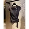 Camisa Cinza Irregular com Cadarço Estilo Chic Francês para Mulheres, Design Único de Verão, Top Exquisito de Manga Curta com Botão de Pérola