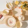 Un juego completo de cuencos, cucharas, platos y vajilla de cerámica en cajas de regalo, personalizado y práctico como recuerdo para clientes y empleados en la ocasión de la inauguración de una tienda o una celebración de aniversario.